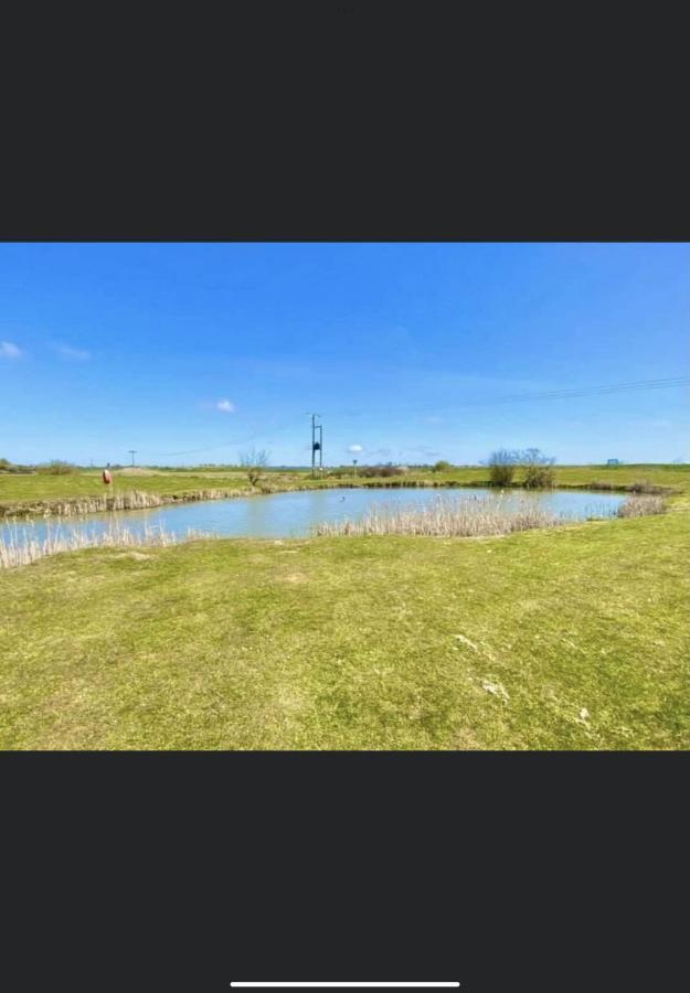 Summer Breeze Deluxe Caravan Rental Saint Osyth Exterior foto